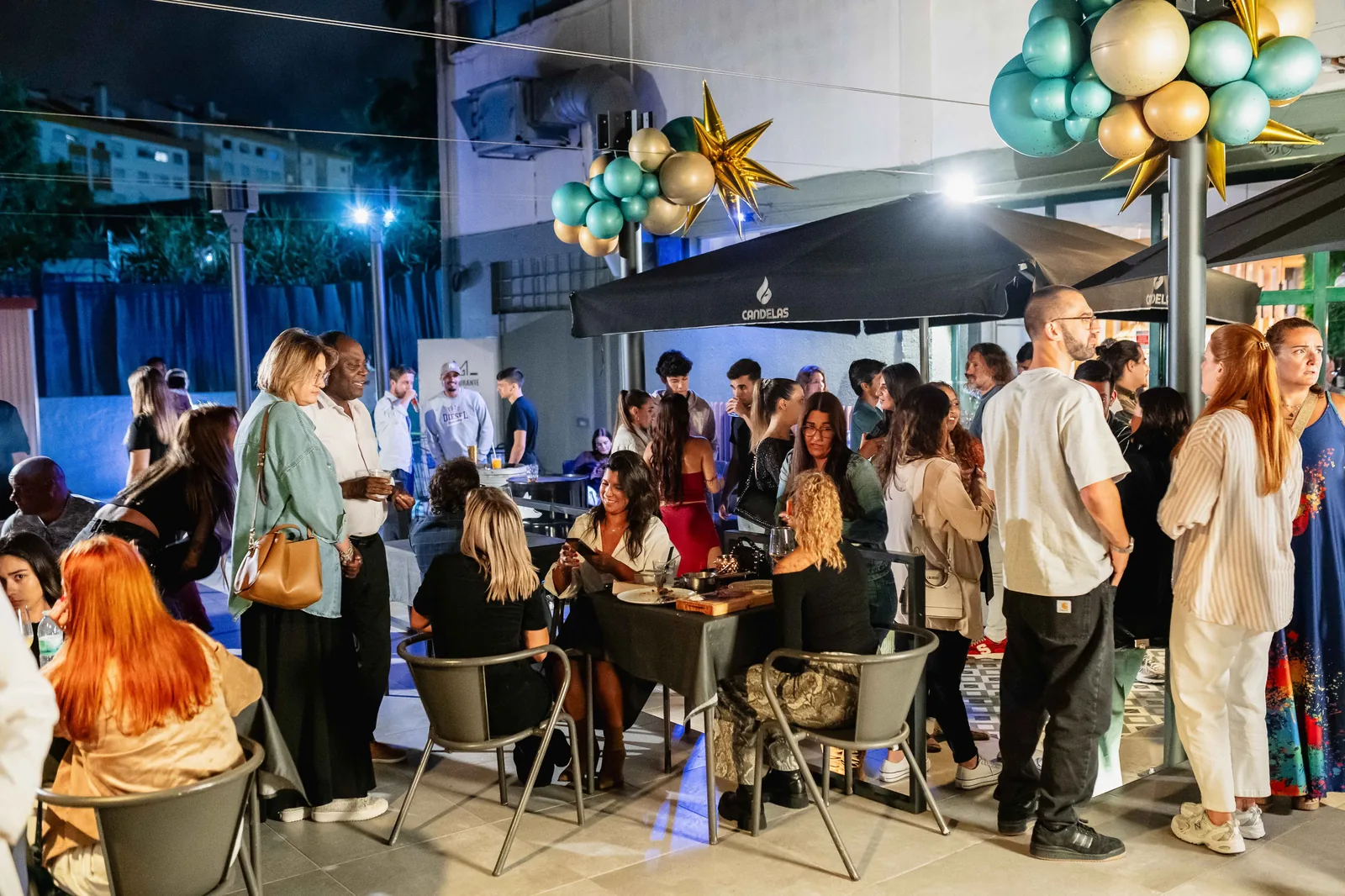 Clientes a jantar num ambiente acolhedor no MENOSUM, em Massamá