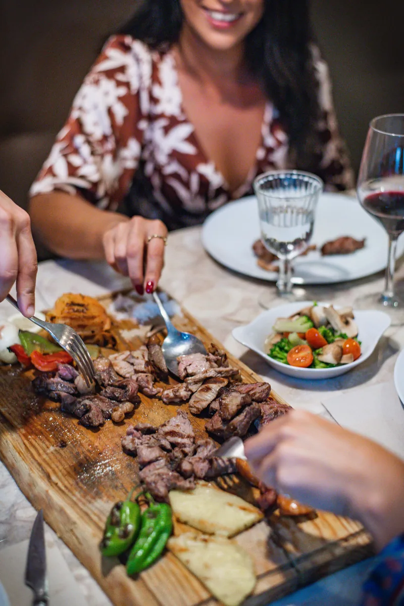 Brinde com vinho à mesa no MENOSUM, Massamá