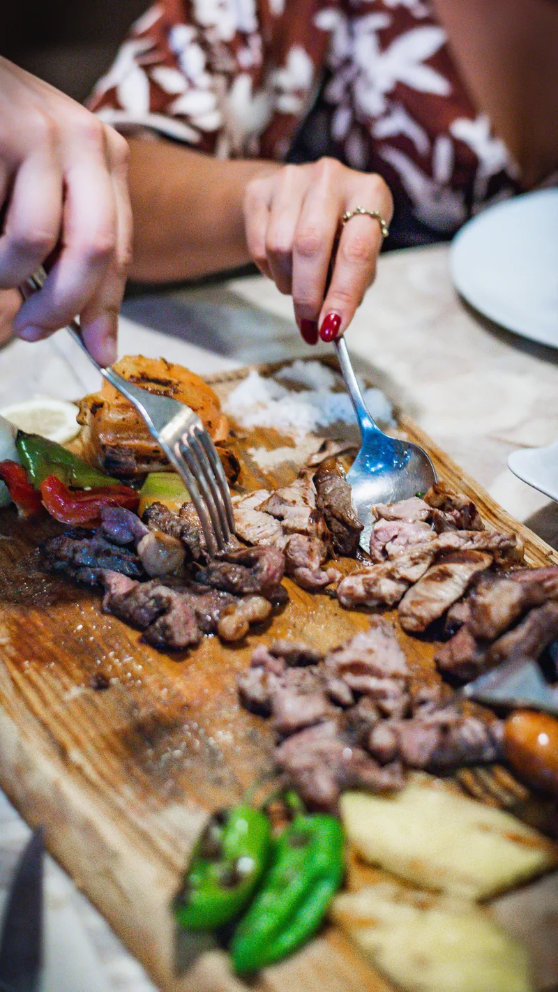 Espeto de carnes do MENOSUM servido para partilhar