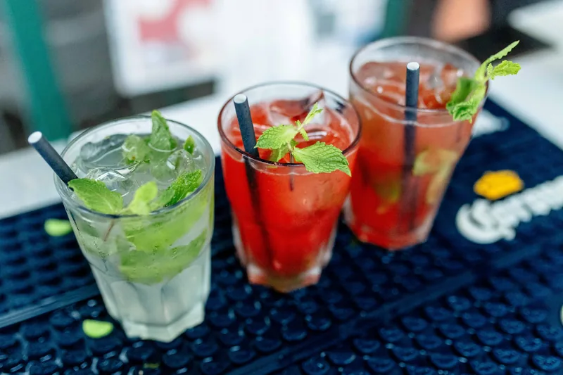 Cocktails artesanais no bar no MENOSUM, Massamá
