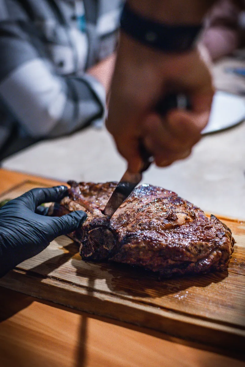 Corte Cowboy do MENOSUM a ser fatiado à mesa em Massamá