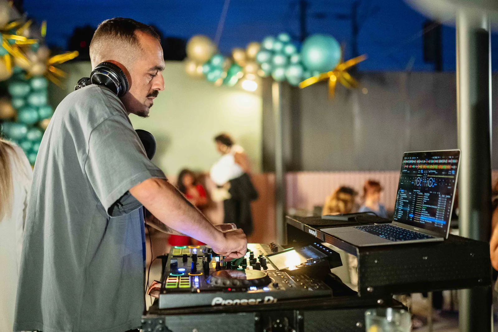 DJ ao vivo num evento no MENOSUM, Massamá