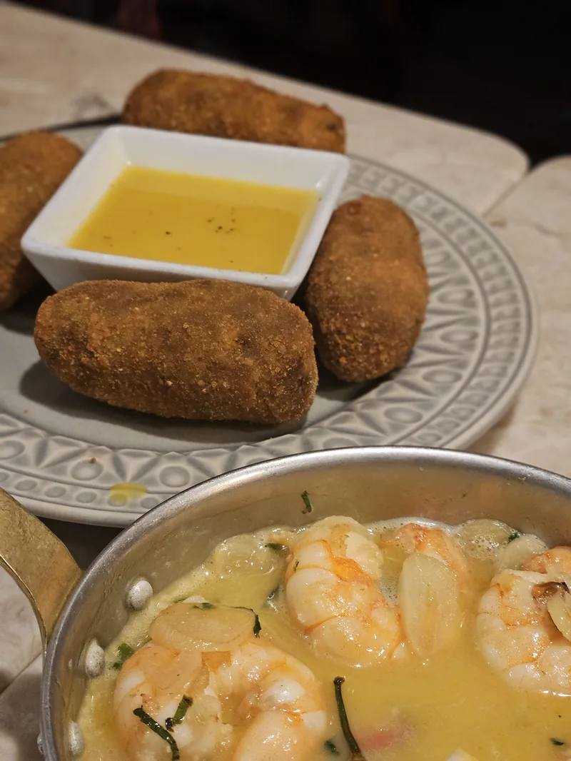 Entradas: croquetes e gambas no MENOSUM, Massamá