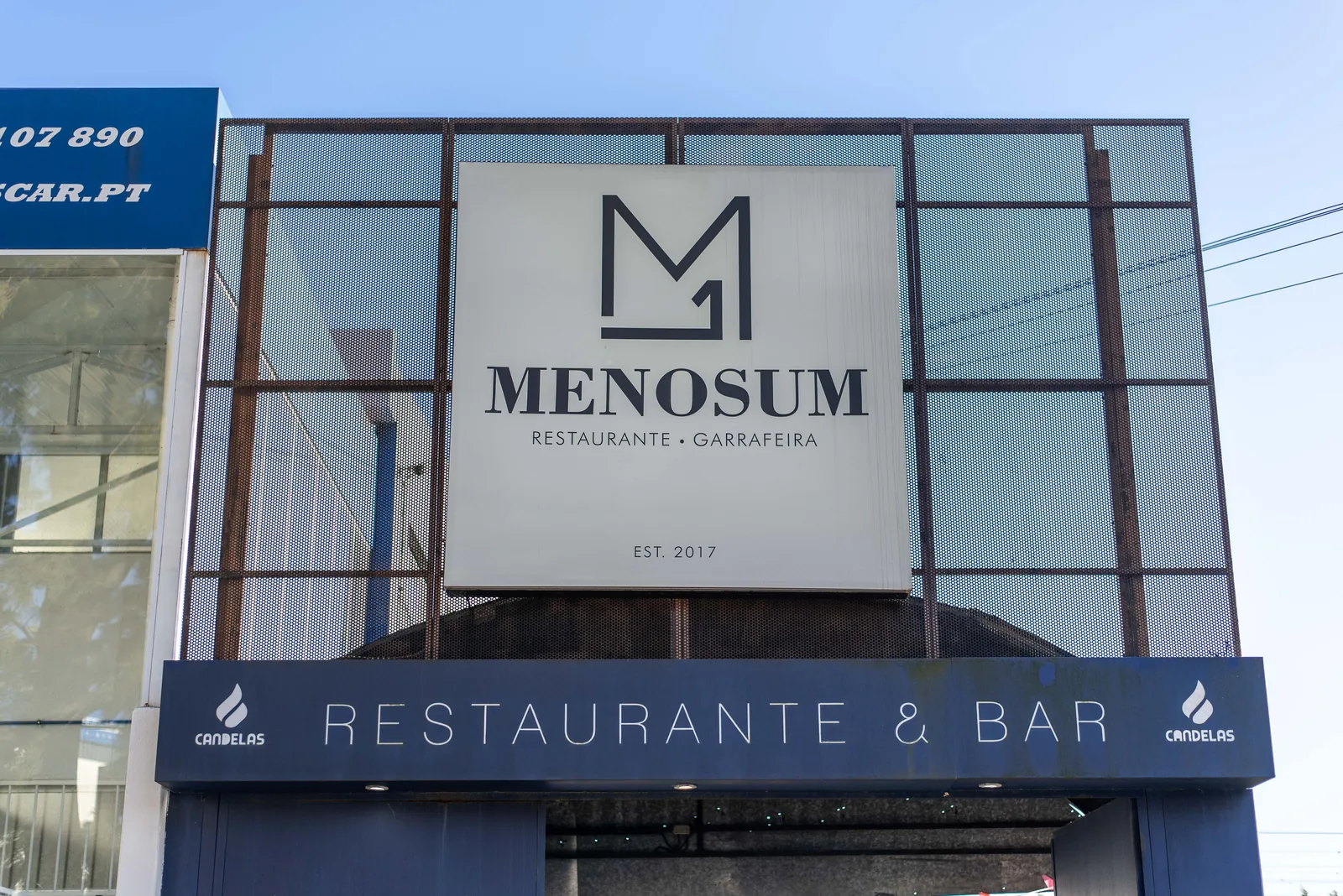 Fachada do MENOSUM Restaurante & Garrafeira, Massamá