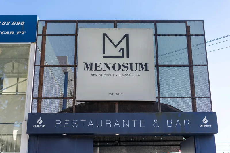 Fachada do MENOSUM no MENOSUM, Massamá