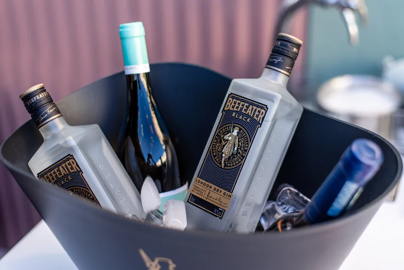 Garrafeira com gins e vinhos no MENOSUM, Massamá