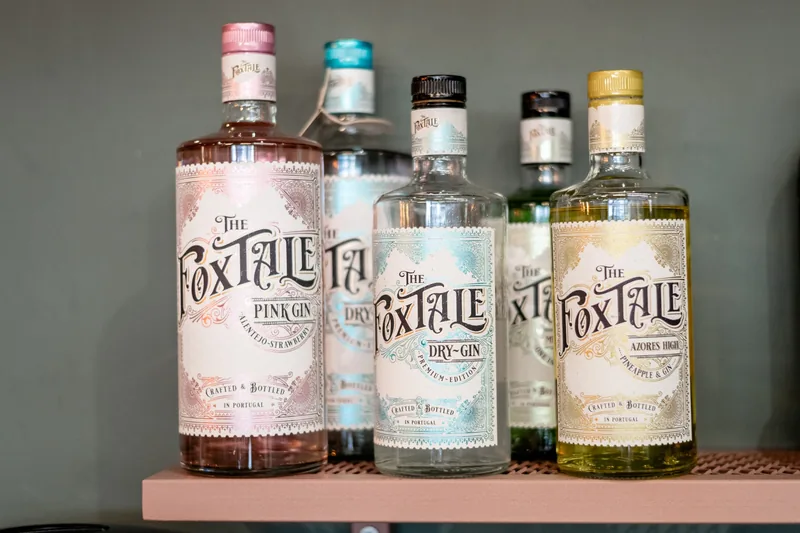 Seleção de gins portugueses na garrafeira do MENOSUM