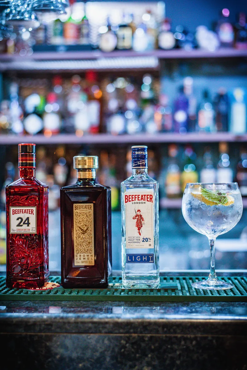 Gins Beefeater no bar no MENOSUM, Massamá