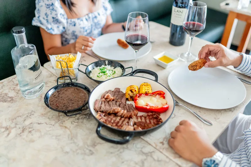Jantar de partilha com vinho no MENOSUM, Massamá