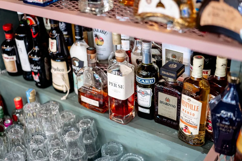 Licores, aperitivos e outros destilados disponíveis no bar do MENOSUM
