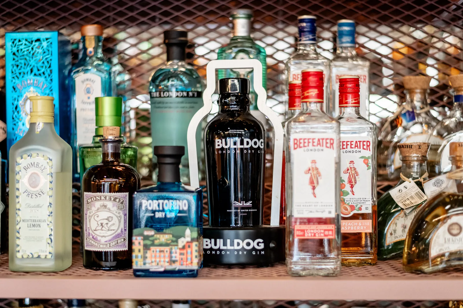Seleção de gins na garrafeira do MENOSUM, Massamá
