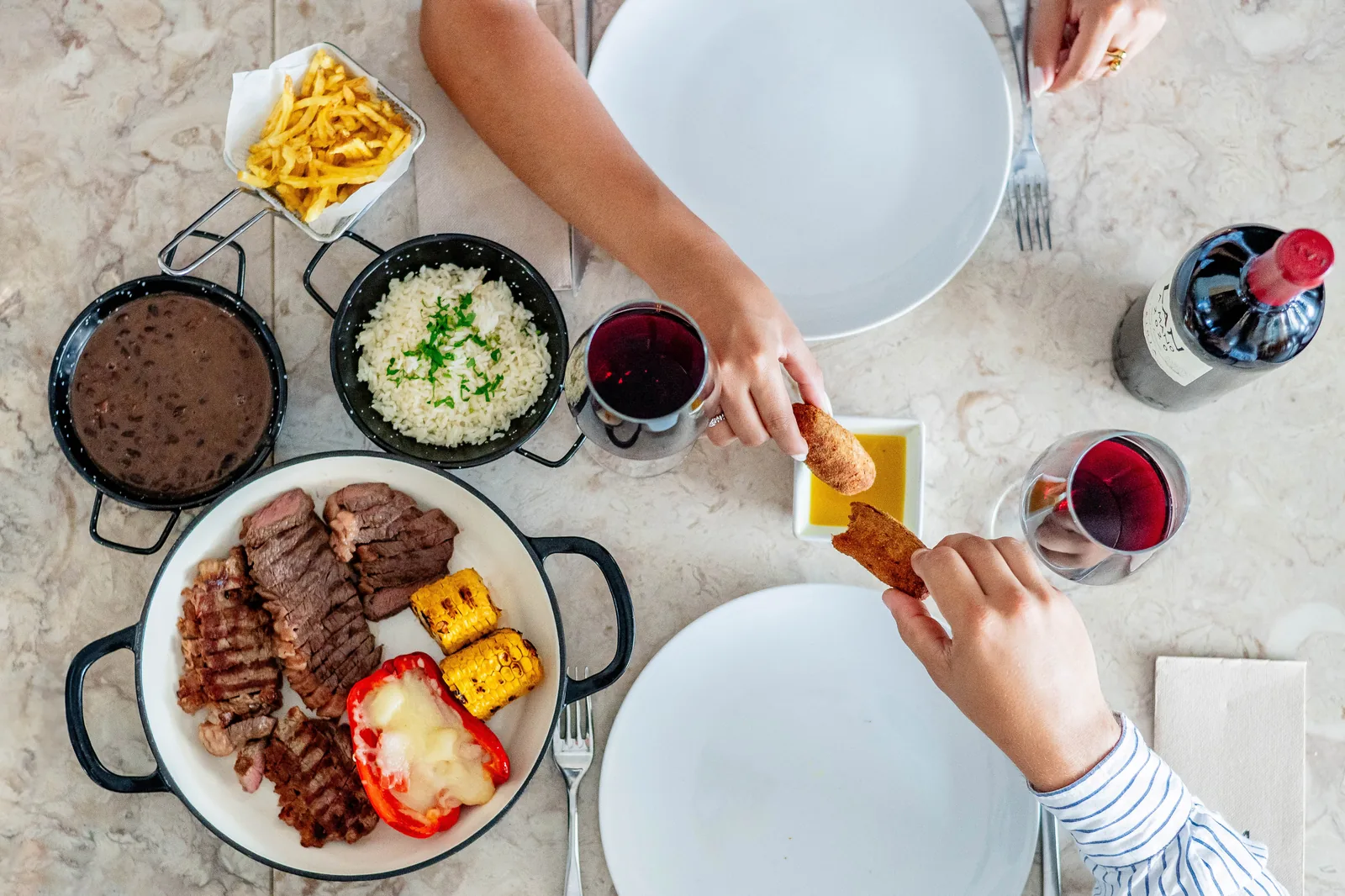 Serviço à mesa com carne e vinho no MENOSUM, Massamá