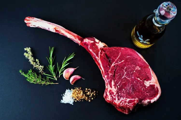 Tomahawk do MENOSUM, um corte especial de carne com osso