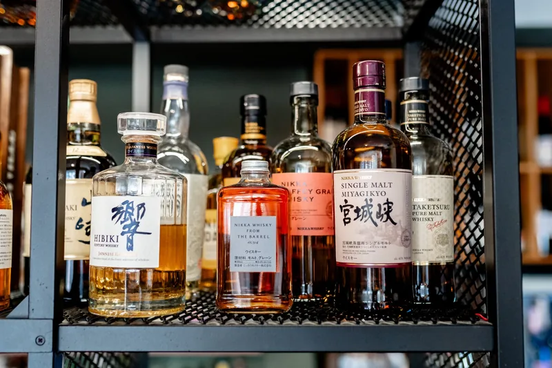 Seleção de whiskies japoneses na garrafeira do MENOSUM
